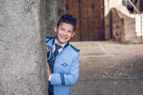 Fotógrafo de Comuniones en Toledo en Exterior, Fotografías de Primera Comunión en Toledo, Fotos Niño traje de Comunión